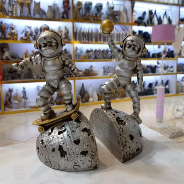 Ensemble de figurines astronautes 2 pièces avec porte-livres – Pièce décorative unique et stylée