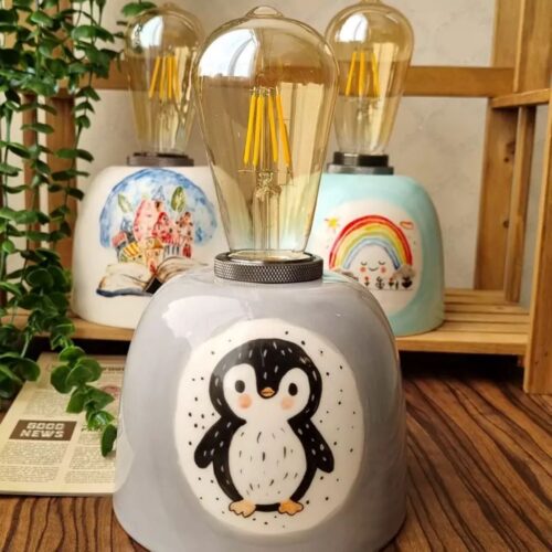 Élégance artistique – lampe de table dessinée à la main avec design illustratif unique
