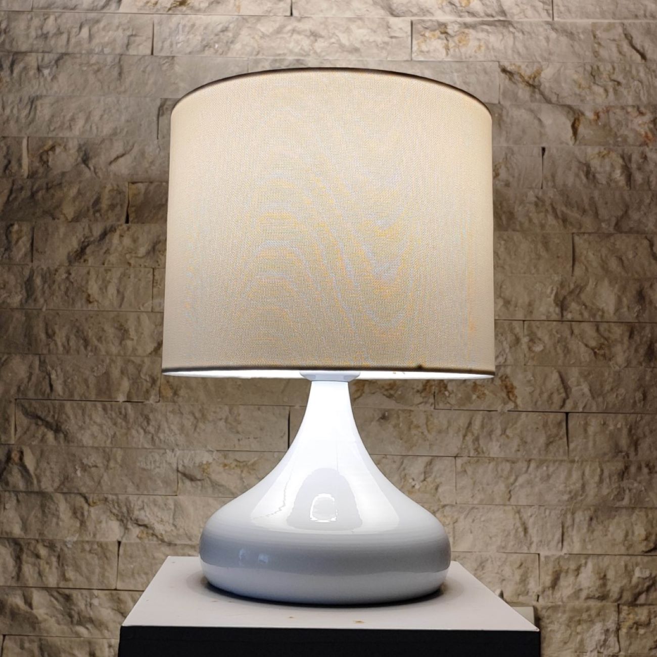 Lampe de table minimaliste blanche élégante – éclairage simple, stylé et magnifique pour tout espace