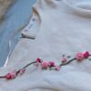 Chemise élégamment brodée pour femmes en blanc, fabriquée à la main avec des détails intemporels