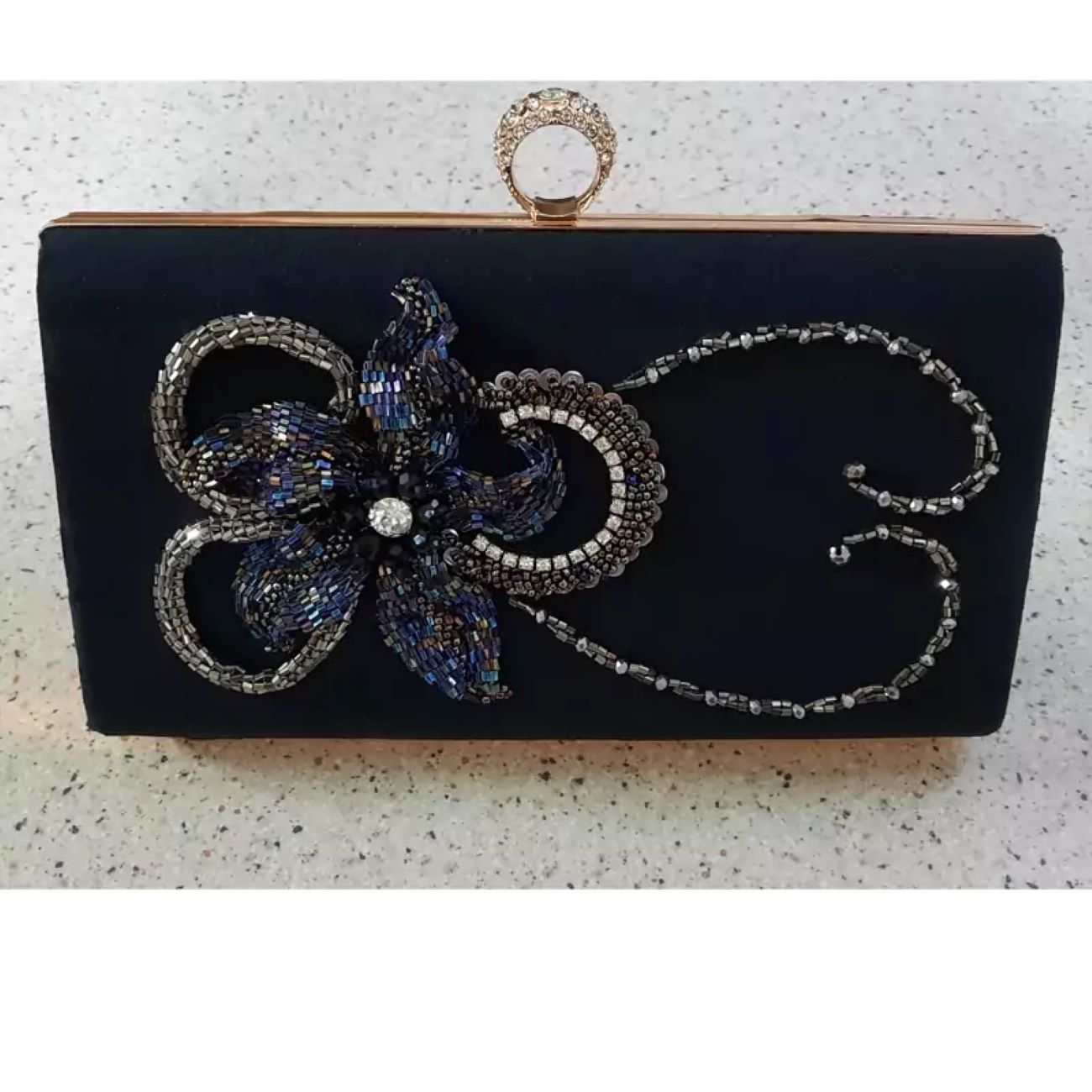 Pochette Brodée à la Main avec Perles – Design Élégant et Artisanat Raffiné