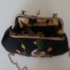 Pochette Brodée à la Main avec Perles – Motif Floral en Noir – Design Intemporel