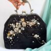 Pochette Brodée à la Main avec Perles – Motif Floral en Noir – Design Intemporel