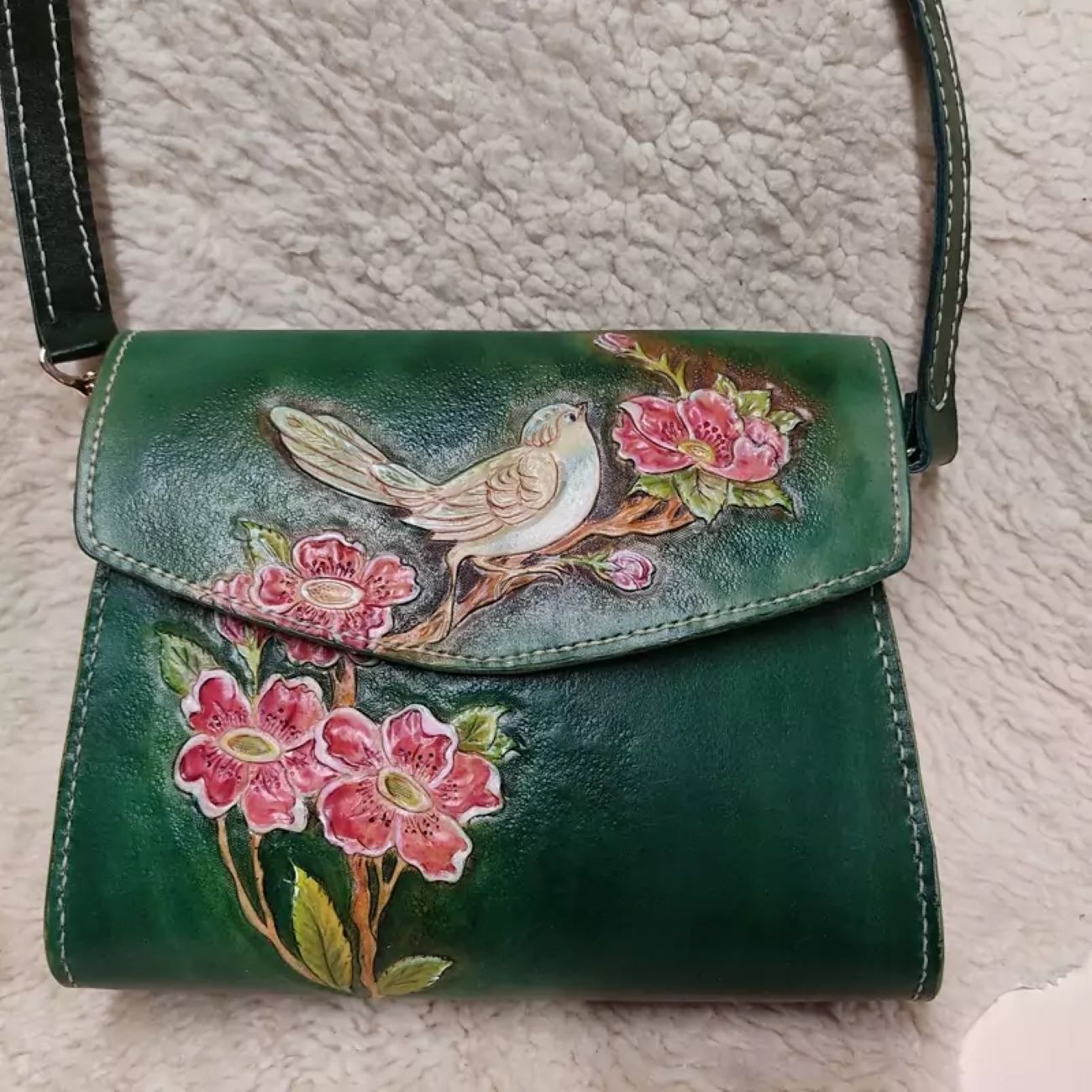 Sac en Cuir Véritable Fait Main – Sculpté, Peint et Cousu avec Précision