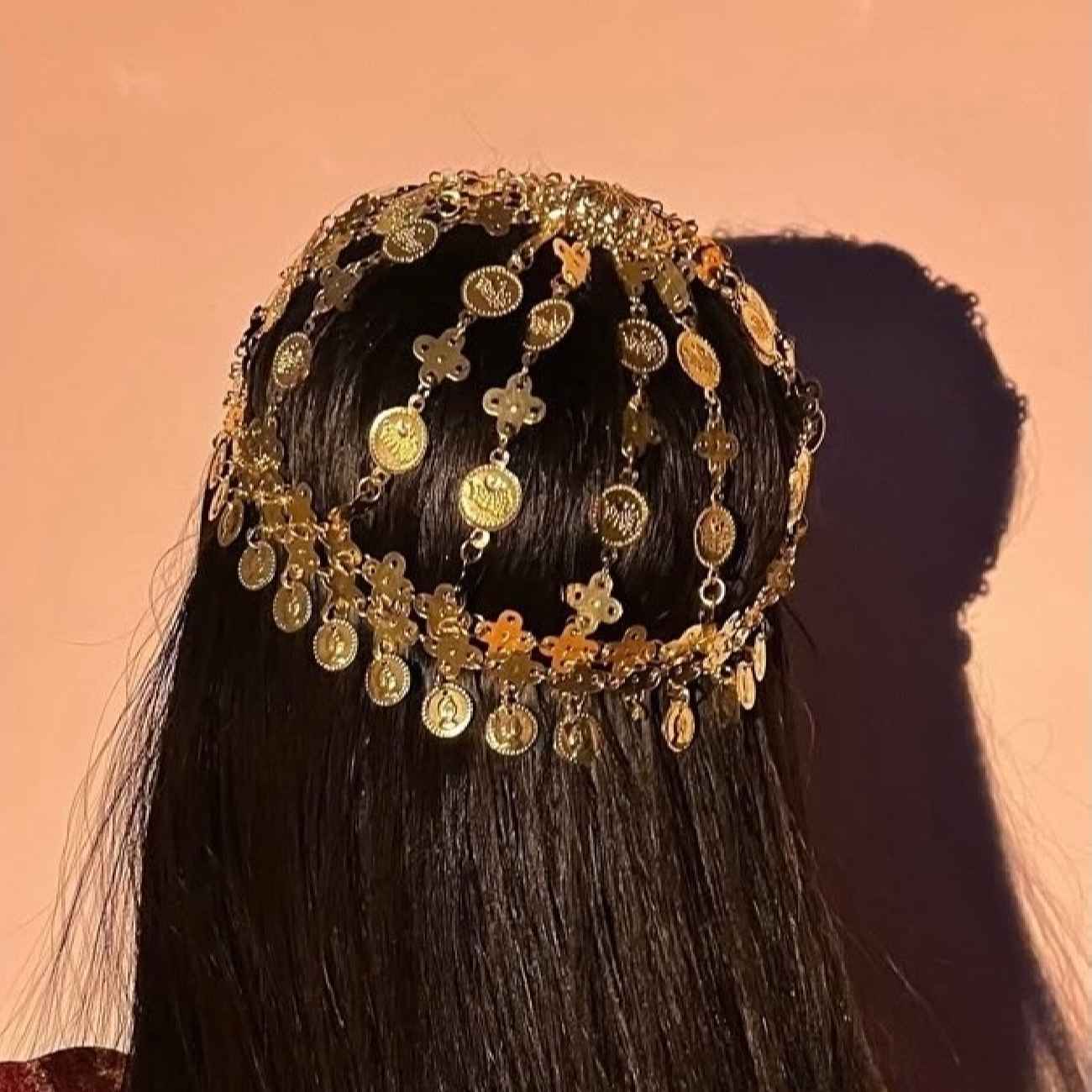 Coiffe Ornée de Pièces Traditionnelle – Coiffe Tribale de Hormozgan
