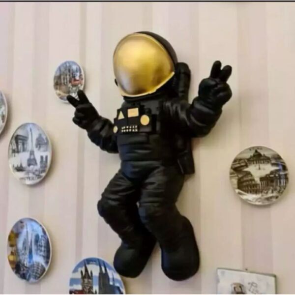 Statue d’astronaute murale : Pièce décorative unique à thème spatial pour votre maison ou bureau