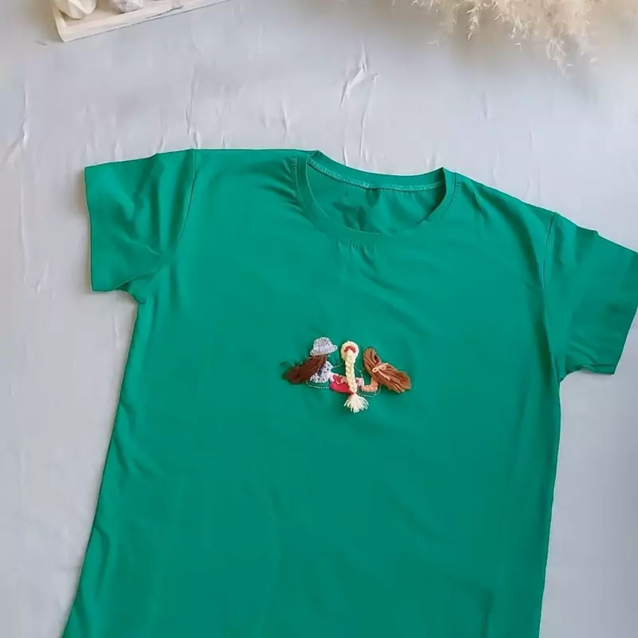 Chemise à manches courtes pour femmes brodée – Design unique & élégant