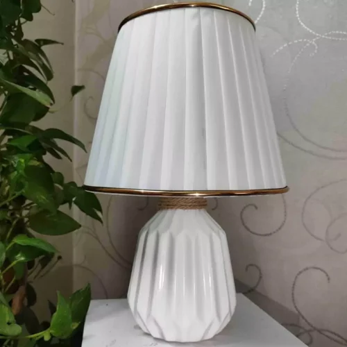 Lampe de table géométrique en céramique blanche et dorée – design moderne avec charme sophistiqué
