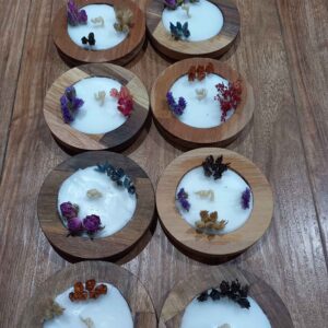 Bougies botaniques aromatiques avec pot en bois et design épicé