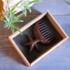 Peigne en Bois Sculpté à la Main avec Motifs Étoile de Mer - Un Classique Intemporel pour un Soin Doux des Cheveux