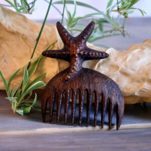 Peigne en Bois Sculpté à la Main avec Motifs Étoile de Mer – Un Classique Intemporel pour un Soin Doux des Cheveux
