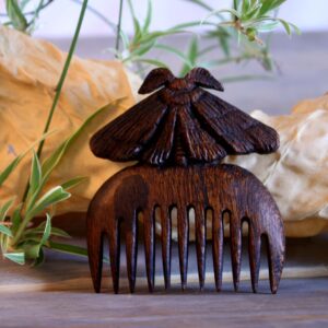 Peigne en Bois Artisanal Sculpté à la Main avec Motif Papillon – Une Beauté Intemporelle pour les Passionnés de Soins Capillaires