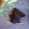 Peigne en Bois Artisanal Sculpté à la Main avec Motif Papillon - Une Beauté Intemporelle pour les Passionnés de Soins Capillaires