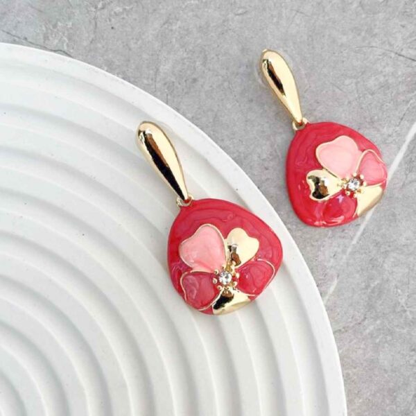 Boucles d’oreilles pendantes Minakari avec fleurs roses en émail Meenakari