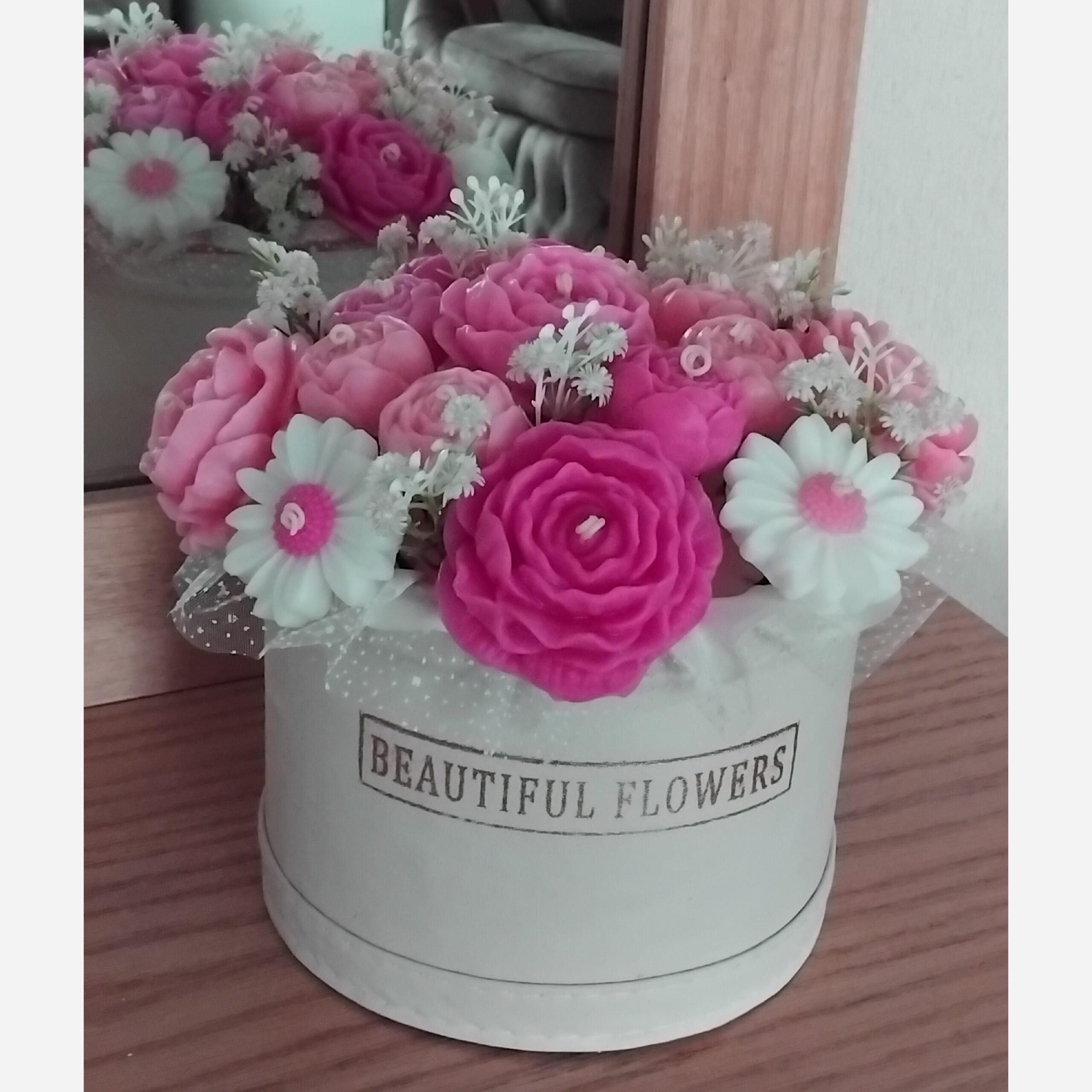 Boîte de bougie décorative avec fleurs, design floral rose
