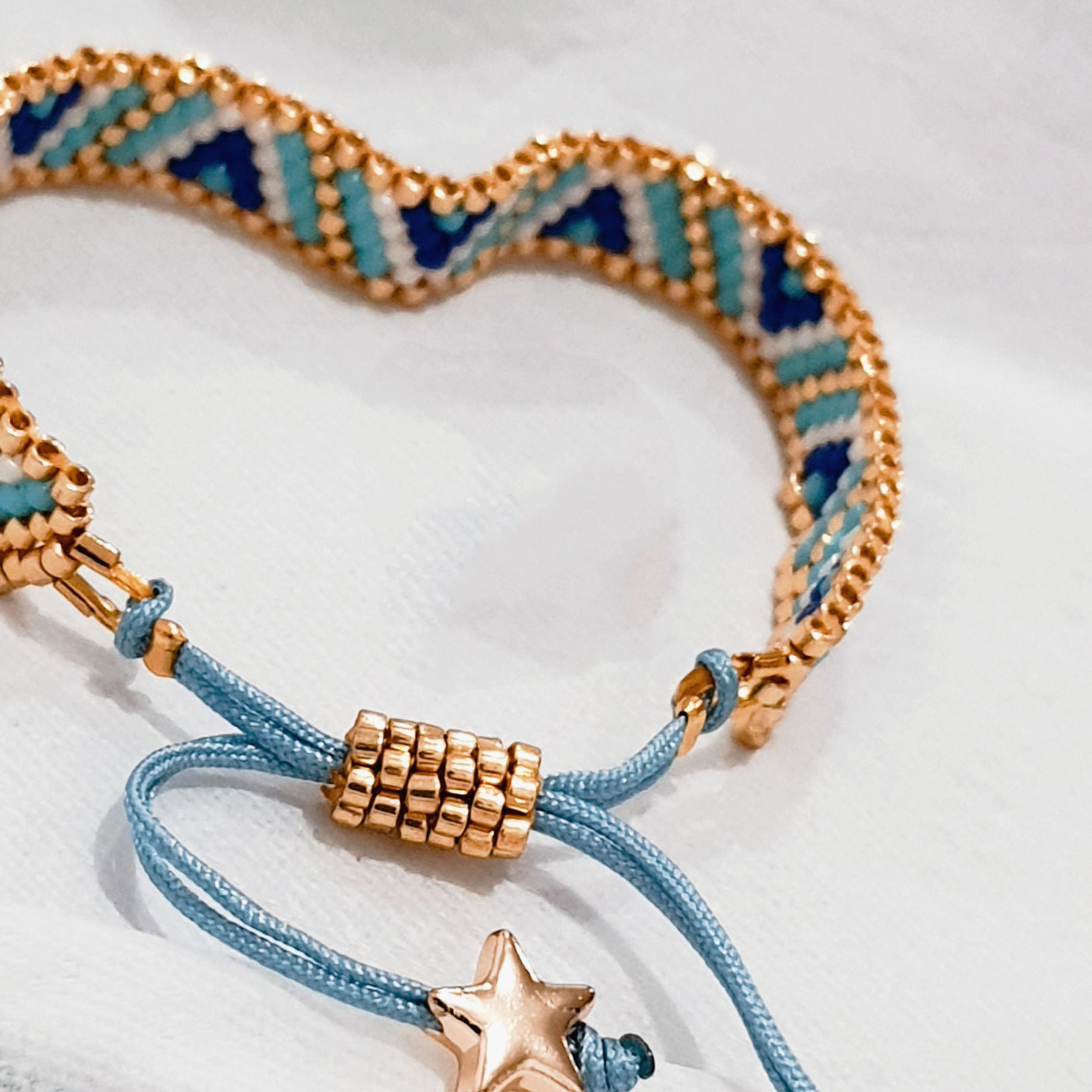 Bracelet Élégant en Acier pour Femme – Motif Géométrique