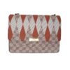 Sac à épaule élégant avec détails de chaîne et foulard assorti pour une tenue parfaite