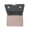 Sac à épaule élégant avec détails de chaîne et foulard assorti pour une tenue parfaite