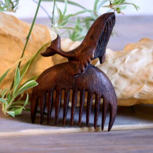 Peigne en Bois Sculpté à la Main avec Motif Baleine – Un Symbole de Beauté Océanique et d’Artisanat
