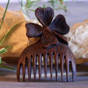 Peigne en Bois Sculpté à la Main avec Motif Trèfle et Gravures Florales – Un Accessoire Naturel et Élégant pour les Cheveux