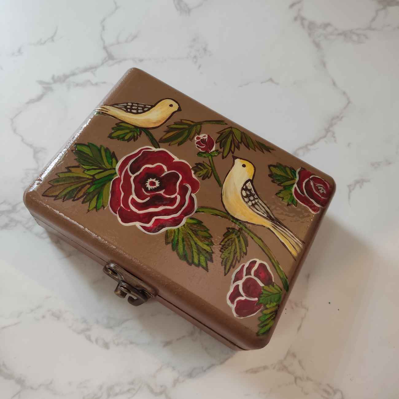 Boîte à bijoux artisanale en bois avec oiseau peint & fleur