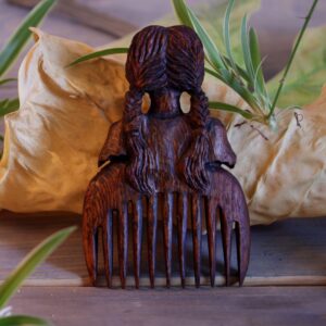 Peigne en Bois Sculpté à la Main avec Motif Fille aux Cheveux Tressés – Un Accessoire Naturel et Stylé