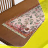 Chemin de table en velours rose clair inspiré de la tradition persane – avec design de fleurs
