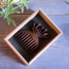 Peigne en Bois Rustique Sculpté à la Main avec Motif Tulipe Florale - Une Œuvre d'Art pour l'Usage Quotidien