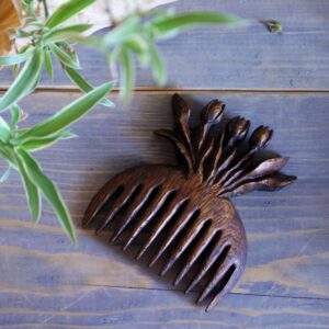 Peigne en Bois Rustique Sculpté à la Main avec Motif Tulipe Florale – Une Œuvre d’Art pour l’Usage Quotidien