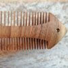 Peigne en Bois Rustique Sculpté à la Main avec Motif Poisson - Une Œuvre d'Art pour l'Usage Quotidien