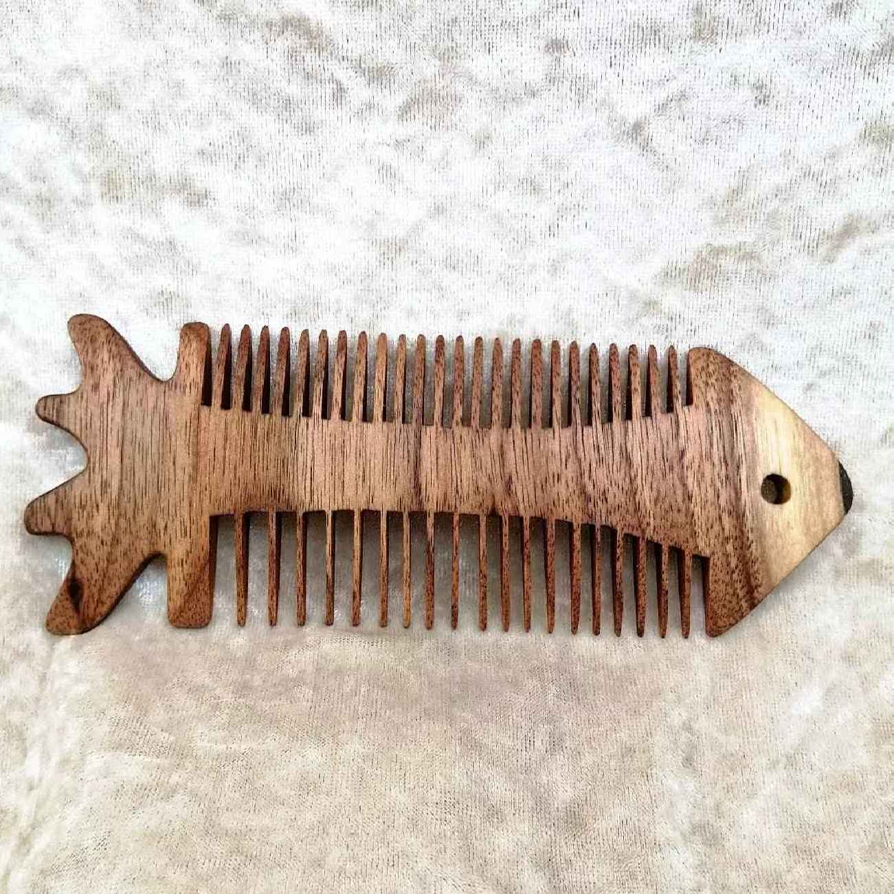 Peigne en Bois Rustique Sculpté à la Main avec Motif Poisson - Une Œuvre d'Art pour l'Usage Quotidien