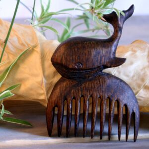 Peigne en Bois Rustique Sculpté à la Main avec Motif Baleine – Une Œuvre d’Art pour l’Usage Quotidien