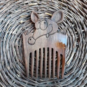 Peigne en Bois Rustique Sculpté à la Main avec Motif Souris – Une Œuvre d’Art pour l’Usage Quotidien