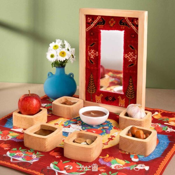 Tradition intemporelle – Haft-Seen en bois avec miroir et cadre inspiré d’un tapis (7 pièces)
