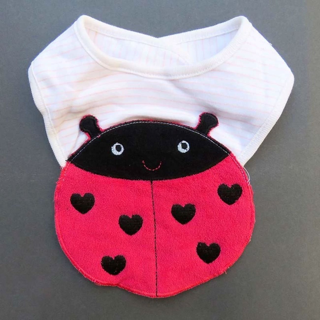 Bavoir pour bébé avec motif coccinelle dessin animé
