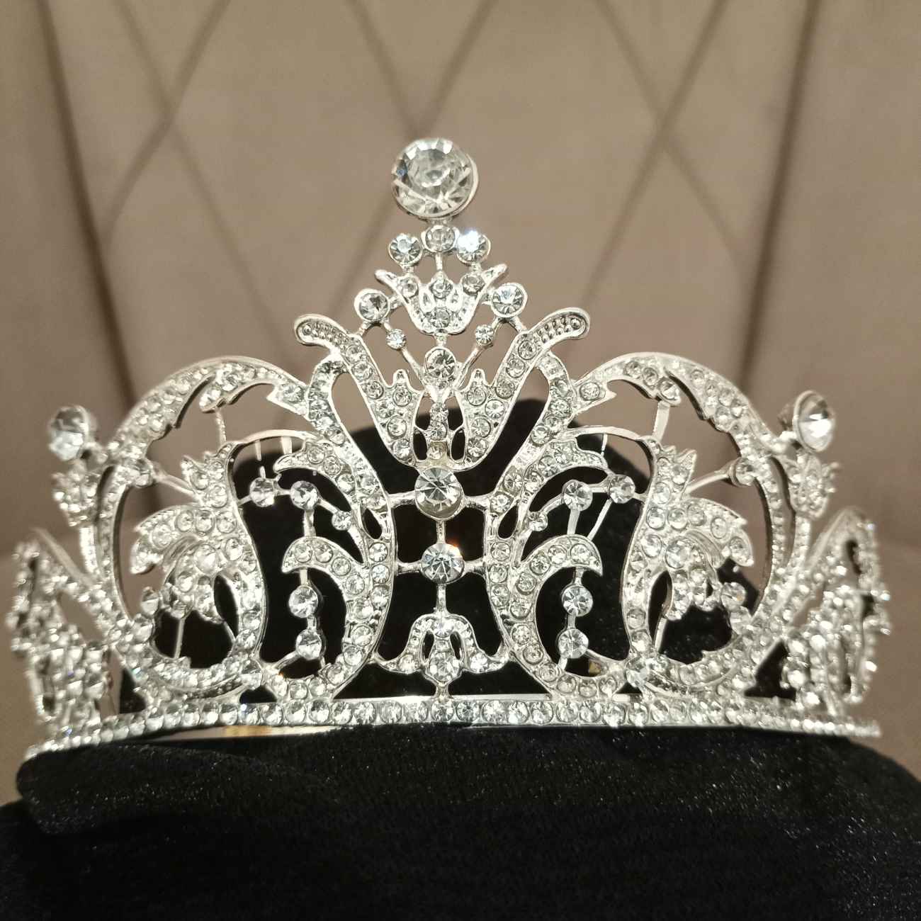Un éclat de brillance – Diadème de mariage en cristal, idéal pour les présentations de bijoux de mariage ou comme touche finale