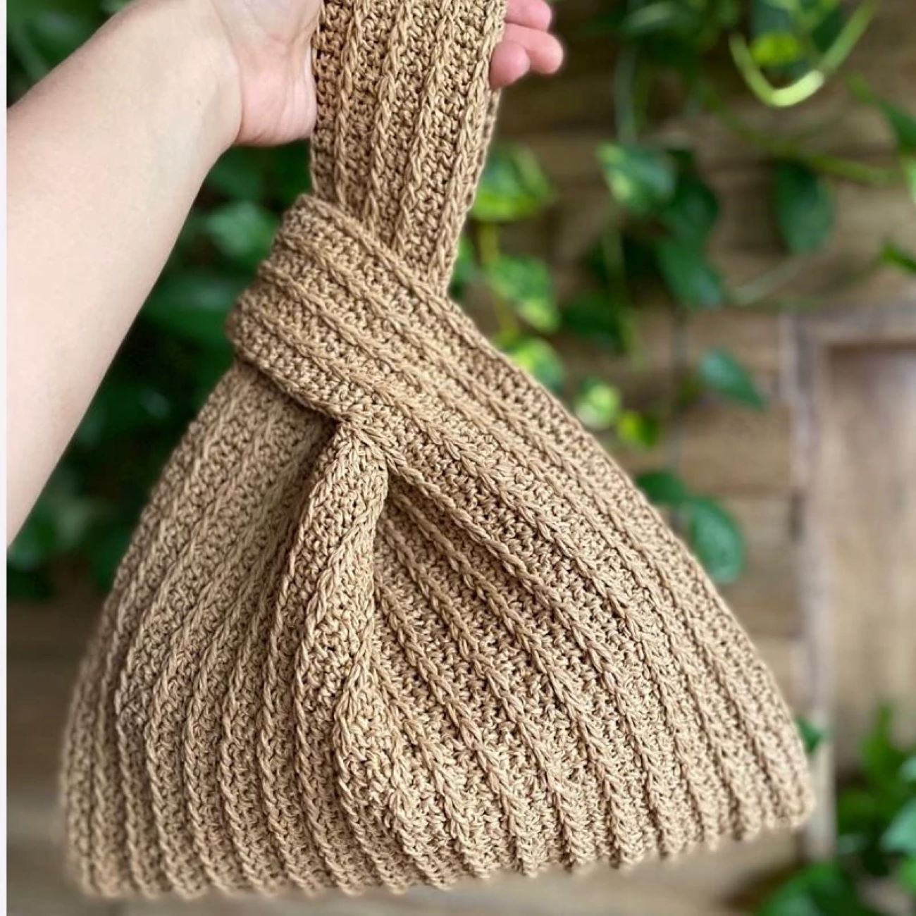 Sac à bandoulière en raphia artisanal – Fait au crochet avec soin pour un style raffiné