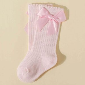Chaussettes pour filles bébé conçues pour garder les petits pieds au chaud et confortables toute la journée avec un design de nœud.
