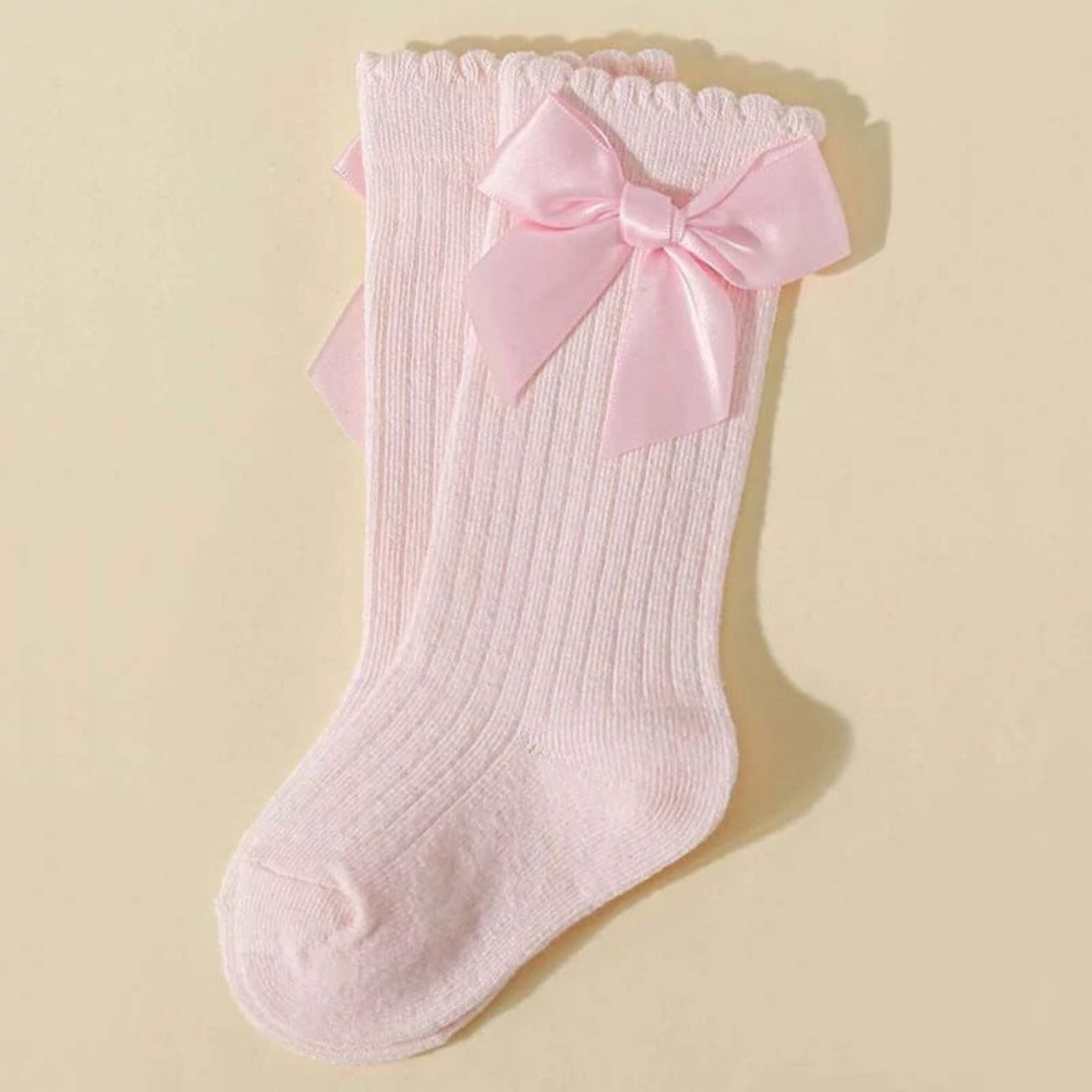 Chaussettes pour filles bébé conçues pour garder les petits pieds au chaud et confortables toute la journée avec un design de nœud.