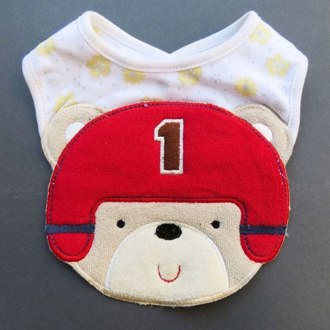 Bavoir en tissu pour bébé | Motif ourson joueur de baseball