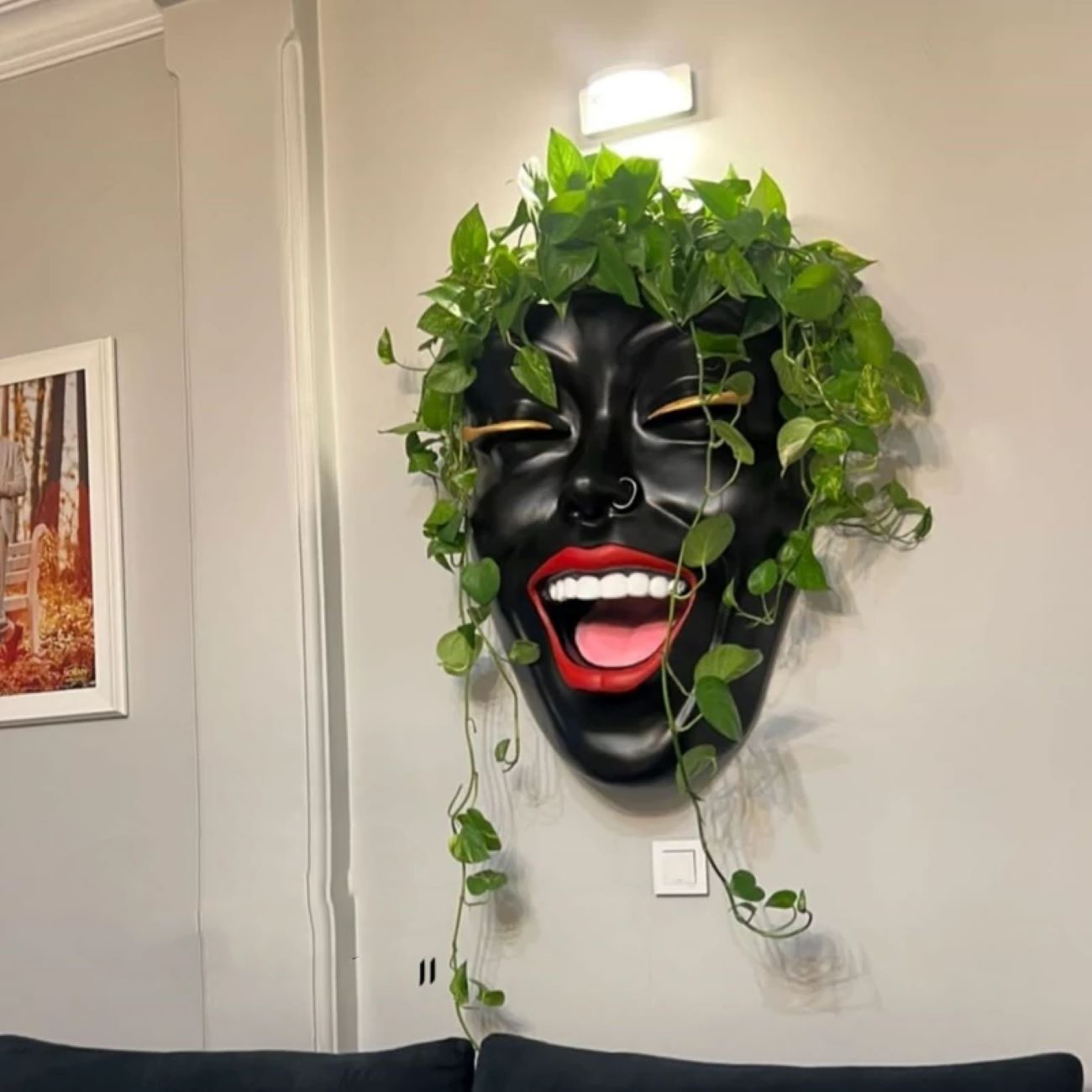 Grande vase murale avec visage souriant – Décoration artistique pour espaces uniques