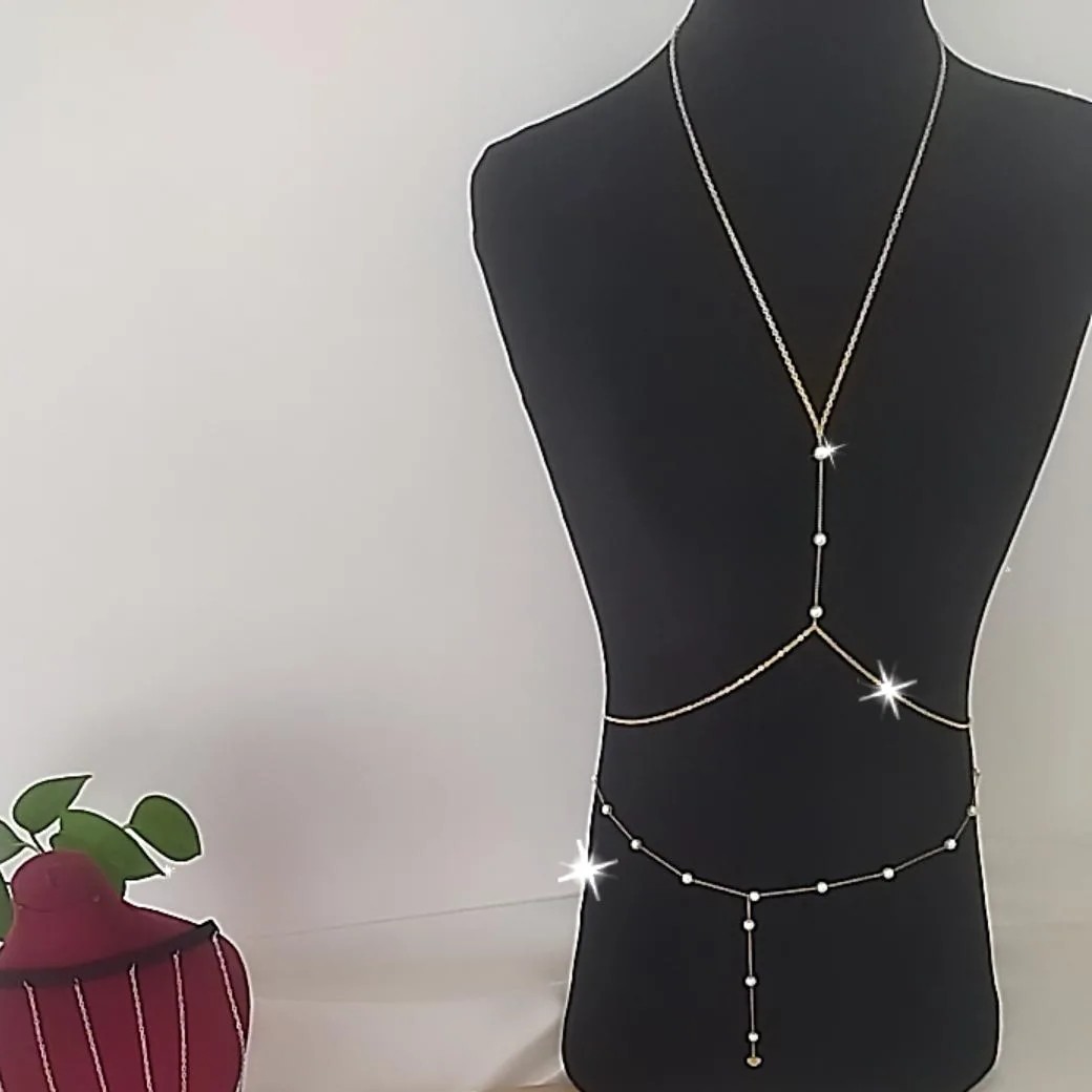 Chaîne corporelle avec motif perles – Idéale pour les séances photo et les tenues audacieuses