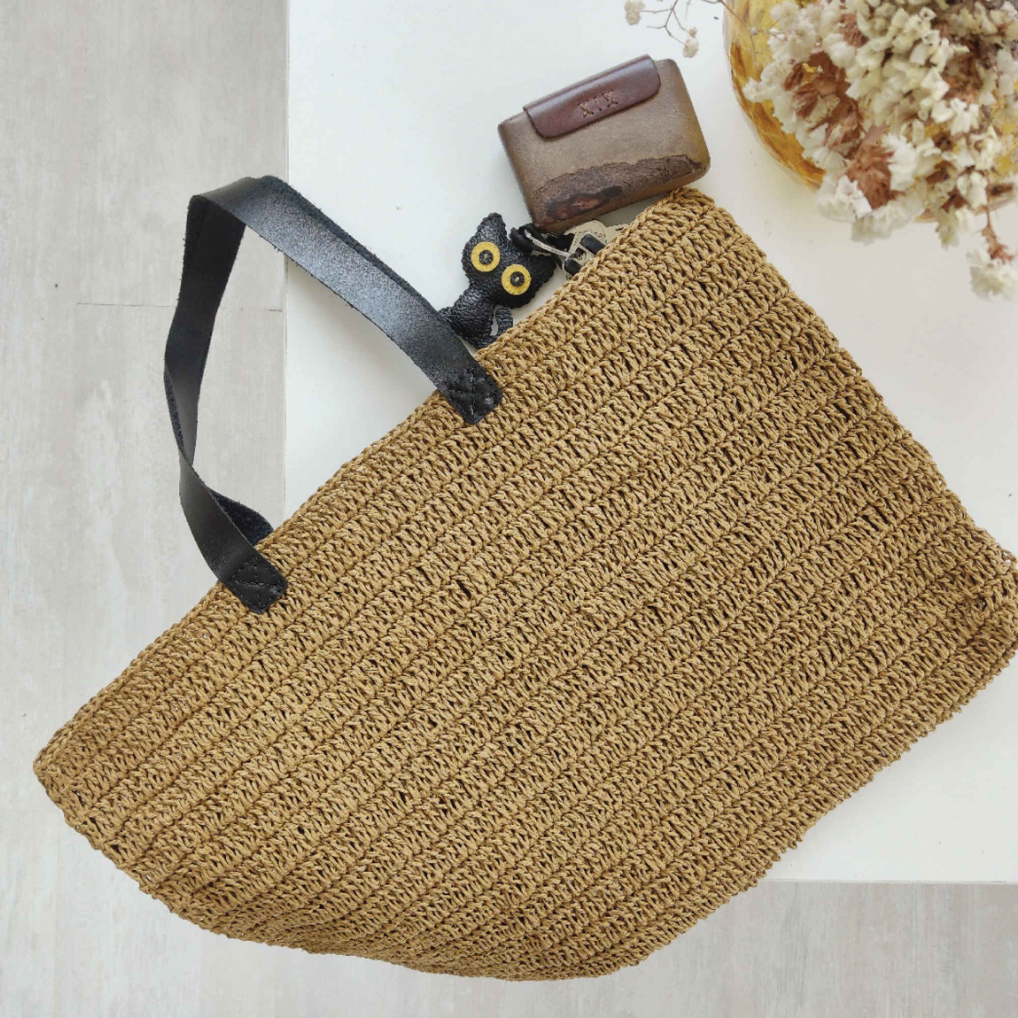 Sac fourre-tout en crochet boho en rafia avec sangle en simili cuir – Non doublé et léger