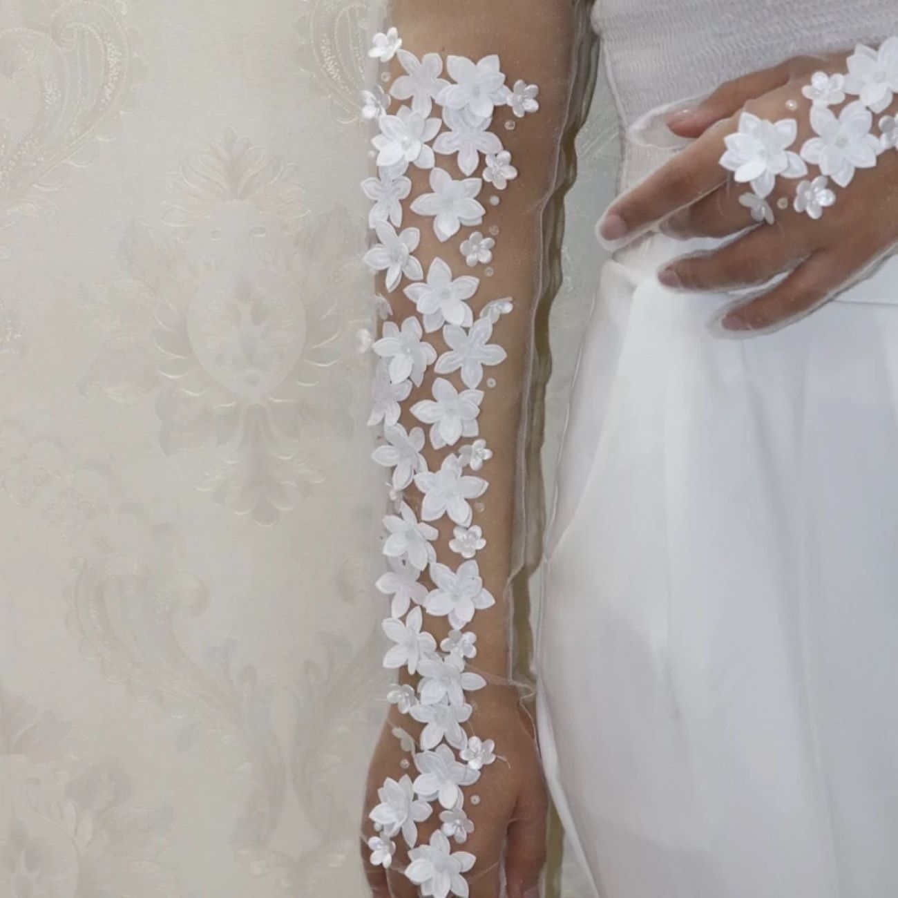 Gants de mariée avec motif de fleurs – Parfaits pour le mariage et la réception
