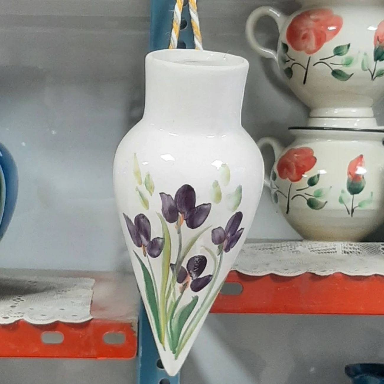 Vase mural en céramique en forme de cône – Motif floral (Hauteur 25 cm)