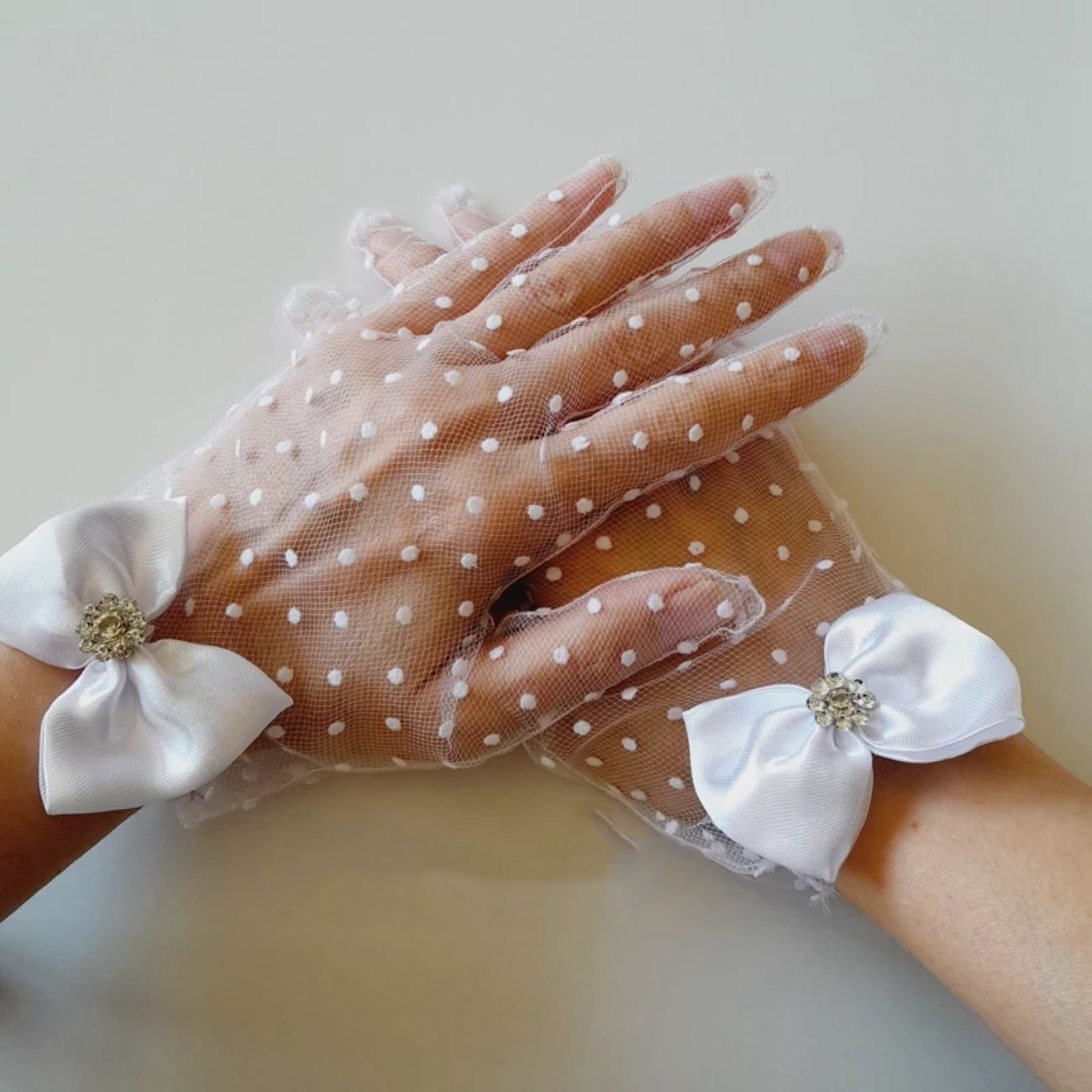 Gants de mariée chics avec dentelle, perles et nœuds – Pour les mariages