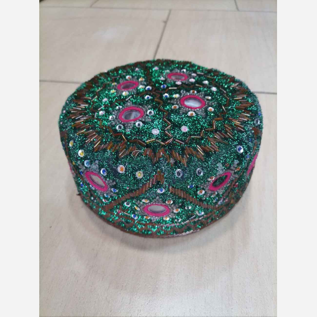 Chapeau à sequins étincelants – Broderie élégante et faite main pour un look chic