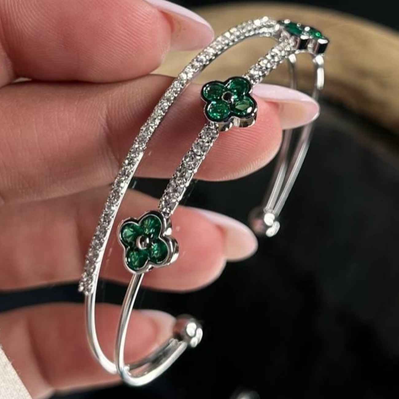 Bracelet Manchette Double-Ligne Élégant pour Femme – Design Van Cleef avec Pierres Colorées