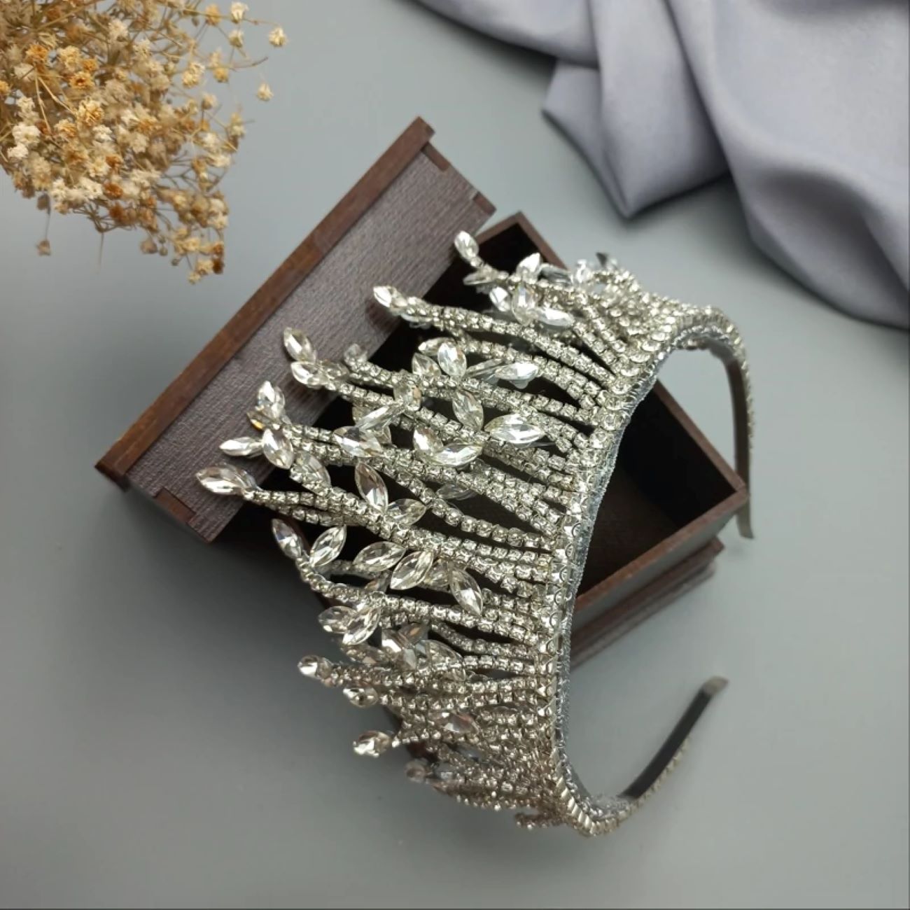 Couronne de mariée exquise avec des pierres et des gemmes de qualité supérieure