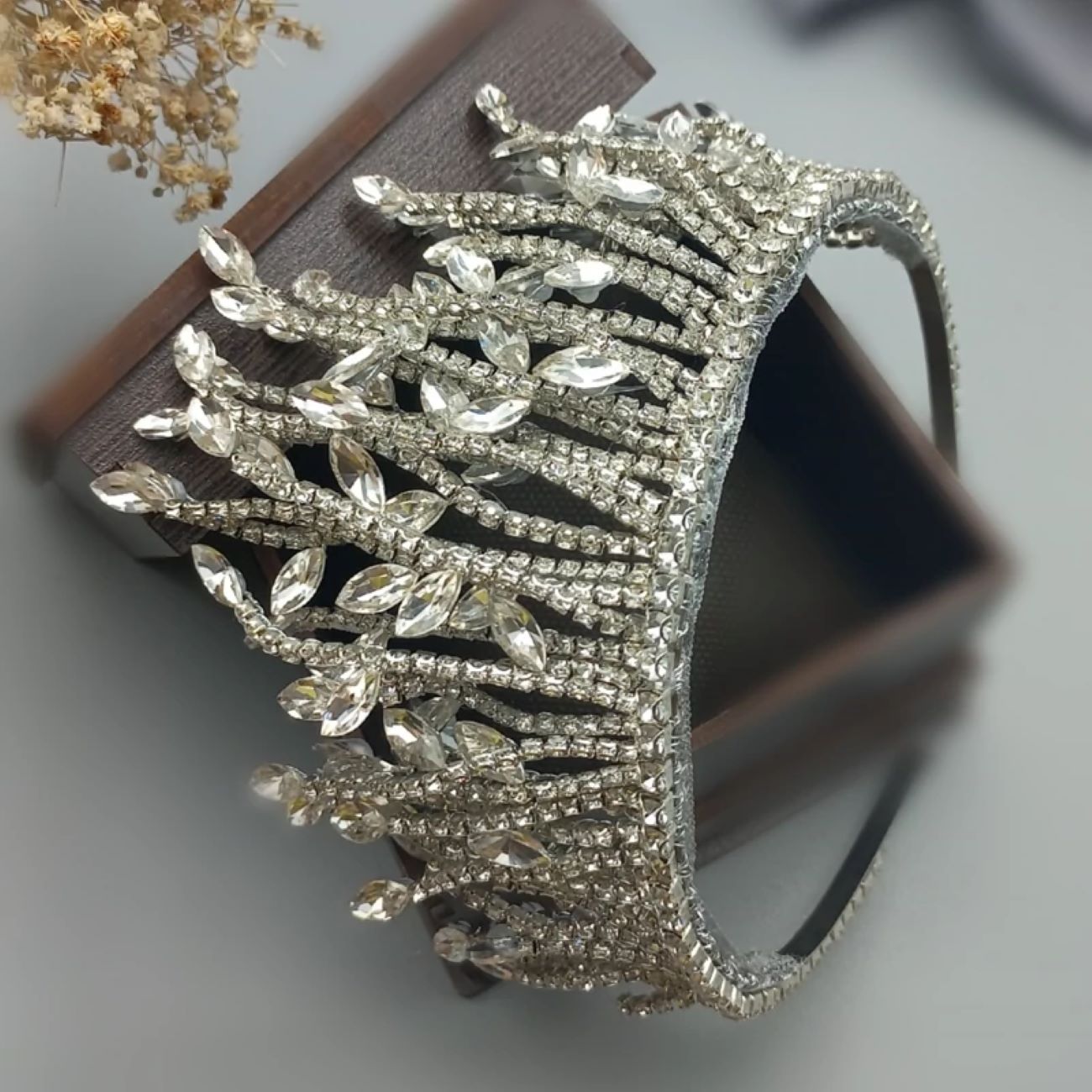 Couronne de mariée exquise avec des pierres et des gemmes de qualité supérieure